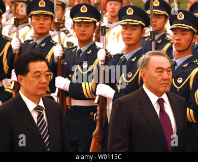 Der chinesische Präsident Hu Jintao (L) Escorts Kasachstans Präsident Nursultan Nasarbajew Vergangenheit eine militärische Ehrengarde während der Begrüßungszeremonie in der Großen Halle des Volkes in Peking am 6. Juni 2012. Präsidenten von Tadschikistan, Kirgisistan, Russland, Kasachstan, Turkmenistan, Usbekistan, Afghanistan, Pakistan und Iran sind in Chinas Hauptstadt für die 12. Tagung des Rates der Regierungschefs der Shanghaier Organisation für Zusammenarbeit Gipfel. UPI/Stephen Rasierer Stockfoto