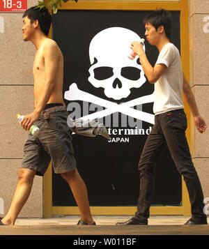 Ein chinesischer Mann hinter einem Japanischen Kleidung Shop, spezialisiert auf Punk und Subkultur Motive, in Peking am 20. Juli 2012. Punk Mode in China wurde in den vergangenen Jahren kommerzialisiert, mit Jugendlichen des Landes, die die gleichen Ideale und Bilder wie viele Jugendliche in Europa und Amerika in den 70er und 80er Jahre. UPI/Stephen Rasierer Stockfoto