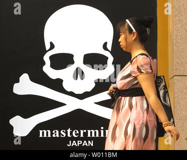 Ein chinesischer Mann hinter einem Japanischen Kleidung Shop, spezialisiert auf Punk und Subkultur Motive, in Peking am 20. Juli 2012. Punk Mode in China wurde in den vergangenen Jahren kommerzialisiert, mit Jugendlichen des Landes, die die gleichen Ideale und Bilder wie viele Jugendliche in Europa und Amerika in den 70er und 80er Jahre. UPI/Stephen Rasierer Stockfoto