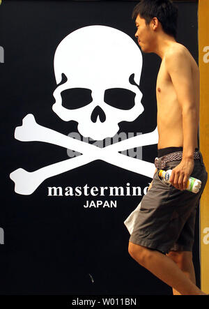 Ein chinesischer Mann hinter einem Japanischen Kleidung Shop, spezialisiert auf Punk und Subkultur Motive, in Peking am 20. Juli 2012. Punk Mode in China wurde in den vergangenen Jahren kommerzialisiert, mit Jugendlichen des Landes, die die gleichen Ideale und Bilder wie viele Jugendliche in Europa und Amerika in den 70er und 80er Jahre. UPI/Stephen Rasierer Stockfoto
