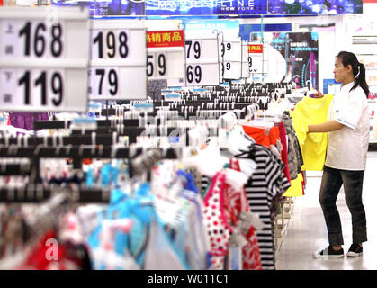 Chinesische shop für Angebote zu einem Wal-Mart in Peking am 20. Juli 2012. Die jüngsten Sanktionen der chinesischen Regierung gegen ausländische Unternehmen, darunter die Schließung von ein Dutzend Wal, hat provoziert Sorgen über die Risiken der Geschäftstätigkeit in China. UPI/Stephen Rasierer Stockfoto