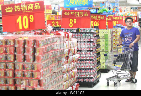 Chinesische shop für Angebote zu einem Wal-Mart in Peking am 20. Juli 2012. Die jüngsten Sanktionen der chinesischen Regierung gegen ausländische Unternehmen, darunter die Schließung von ein Dutzend Wal, hat provoziert Sorgen über die Risiken der Geschäftstätigkeit in China. UPI/Stephen Rasierer Stockfoto