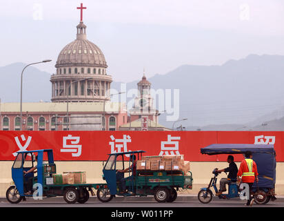 China übergibt einen neuen Katholischen 'Kathedrale' außerhalb von Peking am 18. Oktober 2012 errichtet. Chinesische Beamte sind, dass alle Kleriker und Ordensleute in der Diözese Schanghai, sowie andere, zu unterziehen sind - Bildung" Programme, in eine anhaltende Unterdrückung der Katholiken nach dem Rücktritt von Bischof Thaddeus Ma Daquin von der Regierung unterstützte Patriotische Vereinigung. UPI/Stephen Rasierer Stockfoto