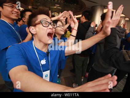 Apple Mitarbeiter begrüßen Besucher in China neueste (6.) und Asiens größte Apple Store, eine weitläufige 3-stöckige Komplex, Eröffnung im Zentrum von Peking, nicht weit vom Platz des Himmlischen Friedens, die am 20. Oktober 2012. Von Apple iPhones, iPads und Computer sind sehr beliebt bei den Chinesen, aber mit nur fünf autorisierten Geschäften im Land Kopie Katzen sind entstanden, um die Nachfrage zu befriedigen. China ist heute der zweitgrößte Markt für Apple nach den Vereinigten Staaten, aber die Firma hat auch häufige Kritik an den Arbeitsbedingungen, in denen seine Produkte in China produziert werden. UPI/Stephen Rasierer Stockfoto