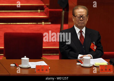 Der ehemalige Generalsekretär des Zentralkomitees der Kommunistischen Partei und der ehemalige chinesische Präsident Jiang Zemin nimmt an der Eröffnungsfeier der 18. Kongress der Kommunistischen Partei in der Großen Halle des Volkes in Peking am 8. November 2012. Die Delegierten der Kommunistischen Partei haben in Chinas Hauptstadt für die Sitzung, der anfängt, das einmal-in-a-Dekade Power Transfer angekommen. Präsident Hu Jintao wird die Führung zu Xi Jinping. UPI/Stephen Rasierer Stockfoto