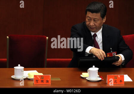 Zukünftige Führer Chinas Xi Jinping bereitet nach der Eröffnungsfeier der 18. Kongress der Kommunistischen Partei in der Großen Halle des Volkes in Peking am 8. November 2012 zu verlassen. Die Delegierten der Kommunistischen Partei haben in Chinas Hauptstadt für die Sitzung, der anfängt, das einmal-in-a-Dekade Power Transfer angekommen. Präsident Hu Jintao wird die Führung zu Xi Jinping. UPI/Stephen Rasierer Stockfoto