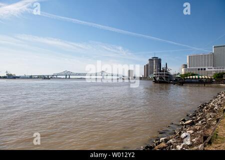 Blick auf eine Brücke, die den Mississippi in New Orleans, Louisiana, USA überquert Stockfoto