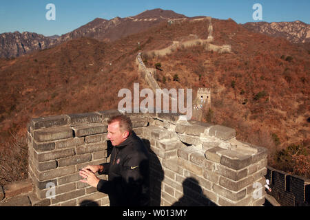 San Francisco 49ers Super und NFL Hall of Fame Quarterback Joe Montana besucht die Große Mauer von China außerhalb von Peking am 18. November 2013. Montana ist auf fünf - Tag, drei Stadt Reise nach China als Botschafter der NFL American Football im Land zu fördern. UPI/Stephen Rasierer Stockfoto