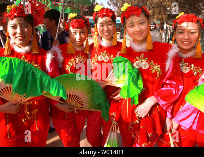 Chinesische Musikanten und Tänzer an einem Tempel in Peking am 2. Februar 2014. Nach dem Chinesischen Mondkalender, China begrüßt das Jahr des Pferdes am 31. Januar. Das Pferd, auf Platz 7. unter den 12 Tieren auf dem chinesischen Tierkreis, ist eines der beliebtesten schildern, wie es weithin ein Symbol der Stärke und Geschwindigkeit betrachtet wird. UPI/Stephen Rasierer Stockfoto