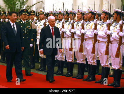 Der israelische Präsident Schimon Peres (R) und der chinesische Präsident Xi Jinping besuchen eine militärische Ehrengarde Begrüßungszeremonie in der Großen Halle des Volkes in Peking am 8. April 2014. UPI/Stephen Rasierer Stockfoto