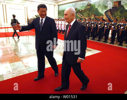 Der israelische Präsident Schimon Peres (R) und der chinesische Präsident Xi Jinping besuchen eine militärische Ehrengarde Begrüßungszeremonie in der Großen Halle des Volkes in Peking am 8. April 2014. UPI/Stephen Rasierer Stockfoto