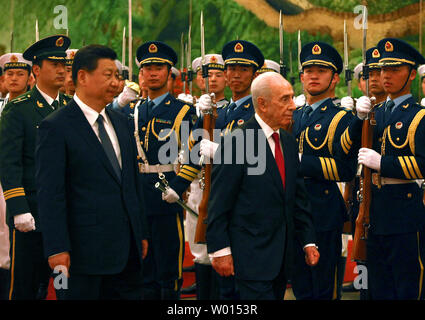 Der israelische Präsident Schimon Peres (R) und der chinesische Präsident Xi Jinping besuchen eine militärische Ehrengarde Begrüßungszeremonie in der Großen Halle des Volkes in Peking am 8. April 2014. UPI/Stephen Rasierer Stockfoto