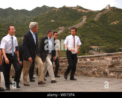 Us-Außenminister John Kerry (2. v. L) und US-Finanzminister Jack Lew (3. Form L) besuchen Sie die Chinesische Mauer Badaling Abschnitt der Großen Mauer von China gerade außerhalb von Peking am 8. Juli 2014. Beide Kerry und Lew sind in Chinas Hauptstadt in der sechsten Runde der U.S.-China strategischen und wirtschaftlichen Dialogs als "& ED bekannt zu beteiligen." UPI/Stephen Rasierer Stockfoto