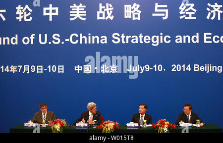 Us-Außenminister John Kerry (2. links), US-Finanzminister Jack Lew (L) und chinesischen Vizepremier Wang Yang (2. rechts) und chinesischen Minister für Wissenschaft und Technik Wan Gang halten einer gemeinsamen Pressekonferenz nach dem Ende der 6. Runde der US-China strategischen und wirtschaftlichen Dialogs (S&DE) in der Großen Halle des Volkes in Peking am 10. Juli 2014. Kerry und eine US-Delegation sind in Chinas Hauptstadt in Gesprächen über Terrorismus, Cyber-Spionage teilzunehmen, maritimes Themen, Umwelt und Handel. UPI/Stephen Rasierer Stockfoto