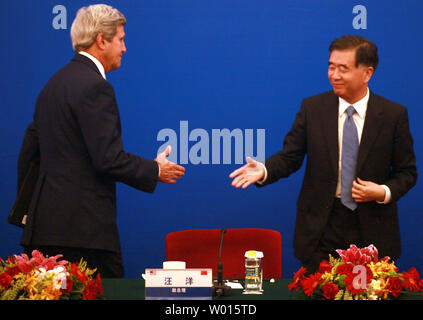 Us-Außenminister John Kerry (L) schüttelt Hände mit chinesischen Vizepremier Wang Yang nach einer gemeinsamen Pressekonferenz nach dem Ende der 6. Runde der US-China strategischen und wirtschaftlichen Dialogs (S&DE) in der Großen Halle des Volkes in Peking am 10. Juli 2014. Kerry und eine US-Delegation sind in Chinas Hauptstadt in Gesprächen über Terrorismus, Cyber-Spionage teilzunehmen, maritimes Themen, Umwelt und Handel. UPI/Stephen Rasierer Stockfoto