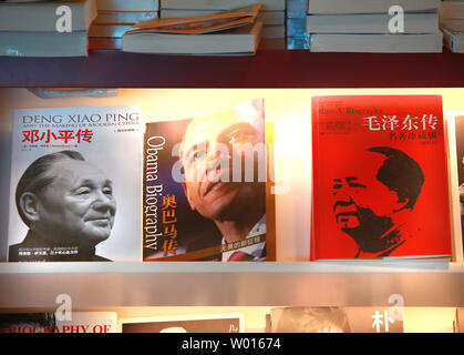 Eine Biografie von US-Präsident Barack Obama sitzt zwischen Bücher auf beiden berühmtesten Führer des modernen China, Vorsitzender Mao Zedong (R) und Vorsitzender Deng Xiaoping, in einem Buchladen in Peking am 25. September 2014. Mehr als jede andere amerikanische Präsident Obama hat zu einer Pappel Abbildung in China als Chinesische Social Media, Internet und Smartphones zu Lernen und Sprechen über internationale Nachrichten. UPI/Stephen Rasierer Stockfoto