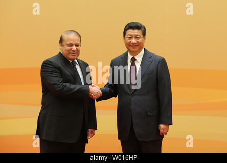 (141108)-BEIJING, November 8, 2014 (Xinhua) - der chinesische Präsident Xi Jinping (R) begrüßt die pakistanischen Premierminister Nawaz Sharif ein Dialog zur Stärkung der Konnektivität Partnerschaft in Peking teilnehmen, der Hauptstadt von China, Nov. 8, 2014. (Xinhua / Ding Lin) (zkr) Stockfoto