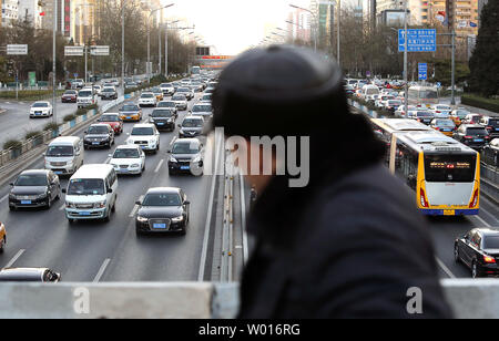 Starker Verkehr langsam bewegt sich auf einer großen Arterie in Peking am 14. Dezember 2014. China hat jetzt ungefähr die gleiche Anzahl von lizenzierten Fahrern, wie es Menschen gibt, in den Vereinigten Staaten, obwohl zwei von drei Erwachsenen Chinesische sind noch nicht qualifizierten ein Kraftfahrzeug zu betreiben. UPI/Stephen Rasierer Stockfoto