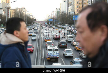 Starker Verkehr langsam bewegt sich auf einer großen Arterie in Peking am 14. Dezember 2014. China hat jetzt ungefähr die gleiche Anzahl von lizenzierten Fahrern, wie es Menschen gibt, in den Vereinigten Staaten, obwohl zwei von drei Erwachsenen Chinesische sind noch nicht qualifizierten ein Kraftfahrzeug zu betreiben. UPI/Stephen Rasierer Stockfoto