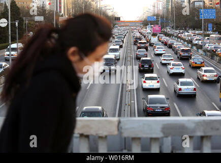 Starker Verkehr langsam bewegt sich auf einer großen Arterie in Peking am 14. Dezember 2014. China hat jetzt ungefähr die gleiche Anzahl von lizenzierten Fahrern, wie es Menschen gibt, in den Vereinigten Staaten, obwohl zwei von drei Erwachsenen Chinesische sind noch nicht qualifizierten ein Kraftfahrzeug zu betreiben. UPI/Stephen Rasierer Stockfoto