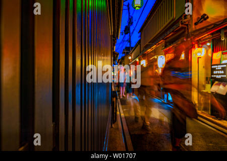 Kyoto berühmten pontocho Gasse bei Nacht Stockfoto