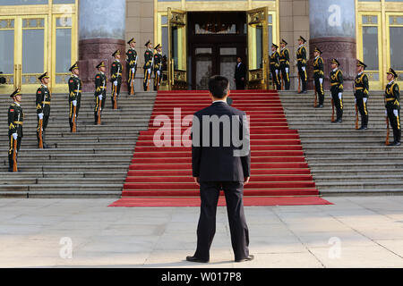 Chinesische Soldaten Praxis Ehrengarde, die vor dem Besuch des indonesischen Präsidenten Joko Widodo für eine Begrüßungszeremonie in der Großen Halle des Volkes in Peking am 26. März 2015. Foto von Stephen Rasierer/UPI. Stockfoto