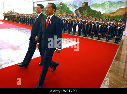 Chinas Präsident Xi Jinping (L) hosts Indonesiens Präsident Joko Widodo bei einer begrüßungsfeier in der Großen Halle des Volkes in Peking am 26. März 2015. Widodo Rückzieher auf seinem South China Sea Kommentare zu territorialen Streitigkeiten, während in Japan in dieser Woche, und bekundet Interesse an laufenden Chinesischen Wirtschafts- partnerschaften. Foto von Stephen Rasierer/UPI. Stockfoto