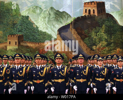 Chinesische Soldaten Praxis Ehrengarde, die vor dem Besuch des indonesischen Präsidenten Joko Widodo für eine Begrüßungszeremonie in der Großen Halle des Volkes in Peking am 26. März 2015. Foto von Stephen Rasierer/UPI. Stockfoto