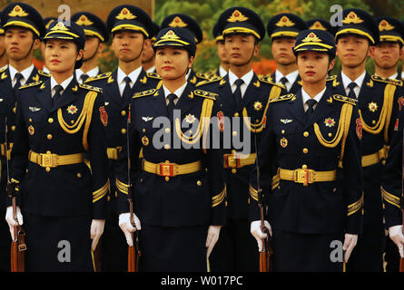 Chinesische Soldaten Praxis Ehrengarde, die vor dem Besuch des indonesischen Präsidenten Joko Widodo für eine Begrüßungszeremonie in der Großen Halle des Volkes in Peking am 26. März 2015. Foto von Stephen Rasierer/UPI. Stockfoto