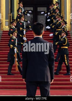 Chinesische Soldaten Praxis Ehrengarde, die vor dem Besuch des indonesischen Präsidenten Joko Widodo für eine Begrüßungszeremonie in der Großen Halle des Volkes in Peking am 26. März 2015. Foto von Stephen Rasierer/UPI. Stockfoto