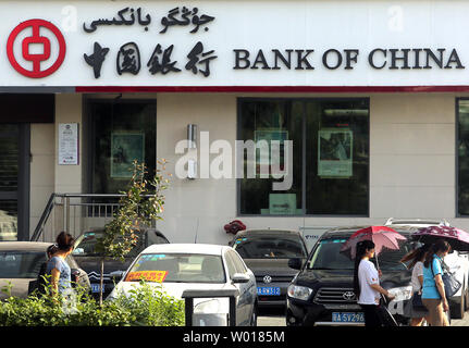 Der Repräsentant der Bank von China ist in Englisch, Chinesisch und Uygur in Urumqi, der Hauptstadt von Chinas überwiegend muslimischen und widerspenstigen Provinz Xinjiang, am 29. Juni 2015. Urumqi ist der Anblick von mehreren blutigen Unruhen zwischen der chinesischen Han und der muslimischen Uiguren wurden aufgefordert, Beamte Bewegungen und die Kommunikation innerhalb der Stadt zu beschränken, sowie Reisen außerhalb der Provinz. Foto von Stephen Rasierer/UPI Stockfoto