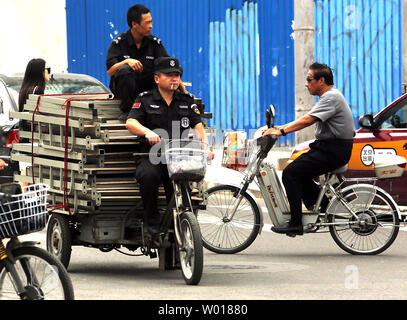 Die chinesische Polizei Verkehr Barrikaden durch eine vielbefahrene Kreuzung in Peking am 9. August 2015. Sicherheit wird in Chinas Hauptstadt vor der nächsten Monat Parade zum Gedenken an den 70. Jahrestag von Chinas Sieg gegen die japanische Aggression trat. Foto von Stephen Rasierer/UPI Stockfoto