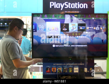 Chinesische shop für Computer und Spielkonsolen in Peking am 9. August 2015. China ist unter dem wachsenden Druck der Verlangsamung der Wirtschaft weiter zu stimulieren, nachdem Daten das weitere wirtschaftliche Wachstum zeigten nur halb so schnell wie die berichtet wird. Foto von Stephen Rasierer/UPI Stockfoto