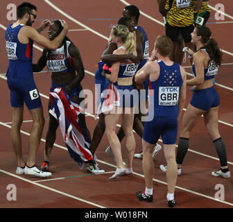 Großbritanniens die mens Team gratuliert durch die Frauen nach den dritten Platz in der 4x400m-Relais Finale bei den Leichtathletik-WM in Peking am 30. August 2015 gehostet wird. USA Gold mit einer Zeit von 2:57.82, gefolgt von Trinidad und Tobago (2:58.20) und Großbritannien (2:58.51). Foto von Stephen Rasierer/UPI Stockfoto