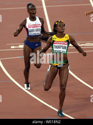 Großbritanniens Dina Asher-Smith (Zurück) reagiert als in Jamaika Elaine Thompson im 200 m-Finale bei den Leichtathletik-WM in Peking am 28. August 2015 organisiert wird geschlagen wird. Die Niederlande Dafne Schippers gewann mit einer Zeit von 21.63 Sekunden, mit Thompson (21,66) an zweiter Stelle und in Jamaika Veronica Cambell-Brown (21,97) Dritte. Asher-Smith (22.07) 5. Foto von Stephen Rasierer/UPI Stockfoto