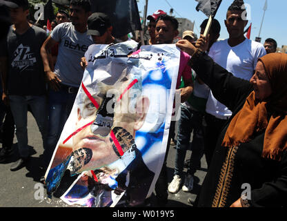 Gaza, Palästina. 26 Juni, 2019. Palästinensische Demonstranten brennen ein durchgestrichenes Poster von US-Präsident Donald Trump und Lesen: "Nein für Angebot des Jahrhunderts" während eines Protestes gegen Bahrain Workshop für die USA den Frieden im Nahen Osten. Credit: Yousef Masoud/Pacific Press/Alamy leben Nachrichten Stockfoto