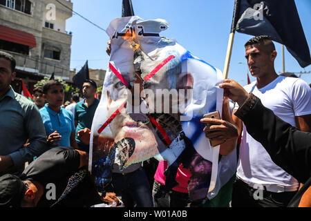 Gaza, Palästina. 26 Juni, 2019. Palästinensische Demonstranten brennen ein durchgestrichenes Poster von US-Präsident Donald Trump und Lesen: "Nein für Angebot des Jahrhunderts" während eines Protestes gegen Bahrain Workshop für die USA den Frieden im Nahen Osten. Credit: Yousef Masoud/Pacific Press/Alamy leben Nachrichten Stockfoto