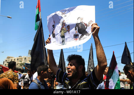 Gaza, Palästina. 26 Juni, 2019. Palästinensische Demonstranten brennen ein durchgestrichenes Poster von US-Präsident Donald Trump und Lesen: "Nein für Angebot des Jahrhunderts" während eines Protestes gegen Bahrain Workshop für die USA den Frieden im Nahen Osten. Credit: Yousef Masoud/Pacific Press/Alamy leben Nachrichten Stockfoto