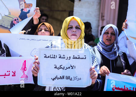 Gaza, Palästina. 26 Juni, 2019. Palästinensische Demonstranten brennen ein durchgestrichenes Poster von US-Präsident Donald Trump und Lesen: "Nein für Angebot des Jahrhunderts" während eines Protestes gegen Bahrain Workshop für die USA den Frieden im Nahen Osten. Credit: Yousef Masoud/Pacific Press/Alamy leben Nachrichten Stockfoto