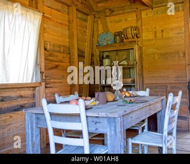 Eine Interpretation des Innenraums eines Gehöfts von Zuckerplantagen-Arbeitern bei Oak Alley Plantation in Vacherie, Louisiana Stockfoto