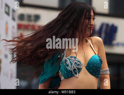 Eine chinesische Bauchtänzerin, durch ein libanesisches Restaurant beschäftigt, führt traditionelle Tänze zu einem Essen Messe in Peking am 14. August 2016. Die Hauptstadt Chinas, wegen seiner diplomatischen Bedeutung in der Welt, hat Kulturen aus fast jedem Land in Essen, Musik, Mode und importierten Zutaten vertreten. Foto von Stephen Rasierer/UPI Stockfoto