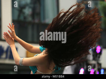 Eine chinesische Bauchtänzerin, durch ein libanesisches Restaurant beschäftigt, führt traditionelle Tänze zu einem Essen Messe in Peking am 14. August 2016. Die Hauptstadt Chinas, wegen seiner diplomatischen Bedeutung in der Welt, hat Kulturen aus fast jedem Land in Essen, Musik, Mode und importierten Zutaten vertreten. Foto von Stephen Rasierer/UPI Stockfoto