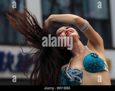 Eine chinesische Bauchtänzerin, durch ein libanesisches Restaurant beschäftigt, führt traditionelle Tänze zu einem Essen Messe in Peking am 14. August 2016. Die Hauptstadt Chinas, wegen seiner diplomatischen Bedeutung in der Welt, hat Kulturen aus fast jedem Land in Essen, Musik, Mode und importierten Zutaten vertreten. Foto von Stephen Rasierer/UPI Stockfoto