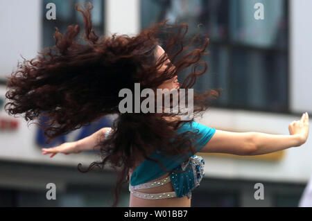 Eine chinesische Bauchtänzerin, durch ein libanesisches Restaurant beschäftigt, führt traditionelle Tänze zu einem Essen Messe in Peking am 14. August 2016. Die Hauptstadt Chinas, wegen seiner diplomatischen Bedeutung in der Welt, hat Kulturen aus fast jedem Land in Essen, Musik, Mode und importierten Zutaten vertreten. Foto von Stephen Rasierer/UPI Stockfoto