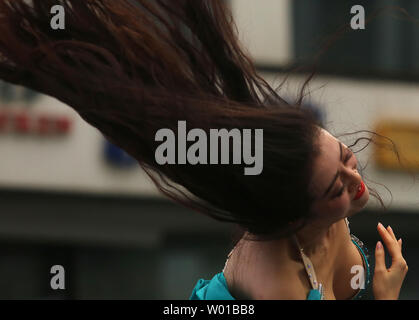 Eine chinesische Bauchtänzerin, durch ein libanesisches Restaurant beschäftigt, führt traditionelle Tänze zu einem Essen Messe in Peking am 14. August 2016. Die Hauptstadt Chinas, wegen seiner diplomatischen Bedeutung in der Welt, hat Kulturen aus fast jedem Land in Essen, Musik, Mode und importierten Zutaten vertreten. Foto von Stephen Rasierer/UPI Stockfoto