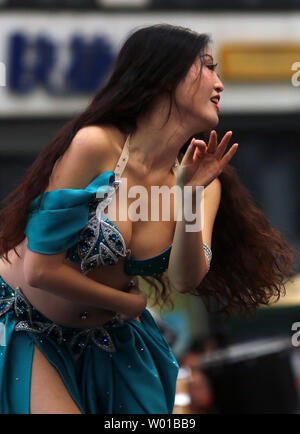 Eine chinesische Bauchtänzerin, durch ein libanesisches Restaurant beschäftigt, führt traditionelle Tänze zu einem Essen Messe in Peking am 14. August 2016. Die Hauptstadt Chinas, wegen seiner diplomatischen Bedeutung in der Welt, hat Kulturen aus fast jedem Land in Essen, Musik, Mode und importierten Zutaten vertreten. Foto von Stephen Rasierer/UPI Stockfoto