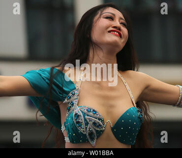 Eine chinesische Bauchtänzerin, durch ein libanesisches Restaurant beschäftigt, führt traditionelle Tänze zu einem Essen Messe in Peking am 14. August 2016. Die Hauptstadt Chinas, wegen seiner diplomatischen Bedeutung in der Welt, hat Kulturen aus fast jedem Land in Essen, Musik, Mode und importierten Zutaten vertreten. Foto von Stephen Rasierer/UPI Stockfoto