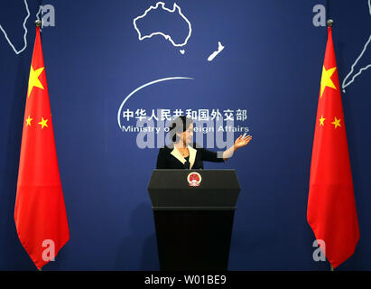 Sprecher des chinesischen Außenministeriums Hua Chunying beantwortet Fragen aus dem In- und Ausland drücken Sie diese Taste während der A news Briefing in Peking am 29. August 2016. China verurteilt Japan für säen Zwietracht zwischen China und Afrika in seinem Versuch, einen Gipfel mit einer Diskussion über die Sicherheit im Seeverkehr Ausgaben zu entgleisen. Foto von Stephen Rasierer/UPI Stockfoto