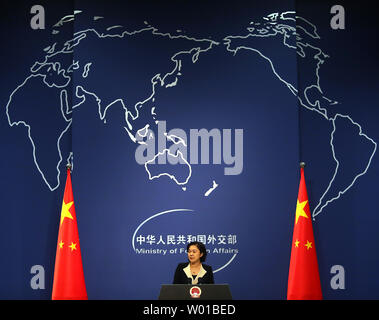 Sprecher des chinesischen Außenministeriums Hua Chunying beantwortet Fragen aus dem In- und Ausland drücken Sie diese Taste während der A news Briefing in Peking am 29. August 2016. China verurteilt Japan für säen Zwietracht zwischen China und Afrika in seinem Versuch, einen Gipfel mit einer Diskussion über die Sicherheit im Seeverkehr Ausgaben zu entgleisen. Foto von Stephen Rasierer/UPI Stockfoto