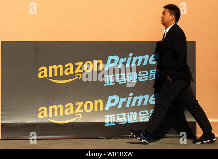 Ein chinesischer Mann hinter einem neu Amazon Prime Showroom in Downtown Beijing am 22. November 2016 geöffnet. Amazon Prime investiert stark in die massiven Mittelschicht die Kaufkraft, durch internationale Shopping Dienstleistungen an Verbraucher in China. Die beliebtesten Produkte für chinesische Konsumenten sind, Bekleidung, Schuhe, Spielzeug, Haus, Küche und Schönheit Produkte, laut Amazon. Foto von Stephen Rasierer/UPI Stockfoto